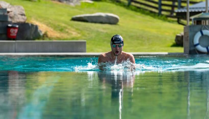 С какой скоростью плывет человек?